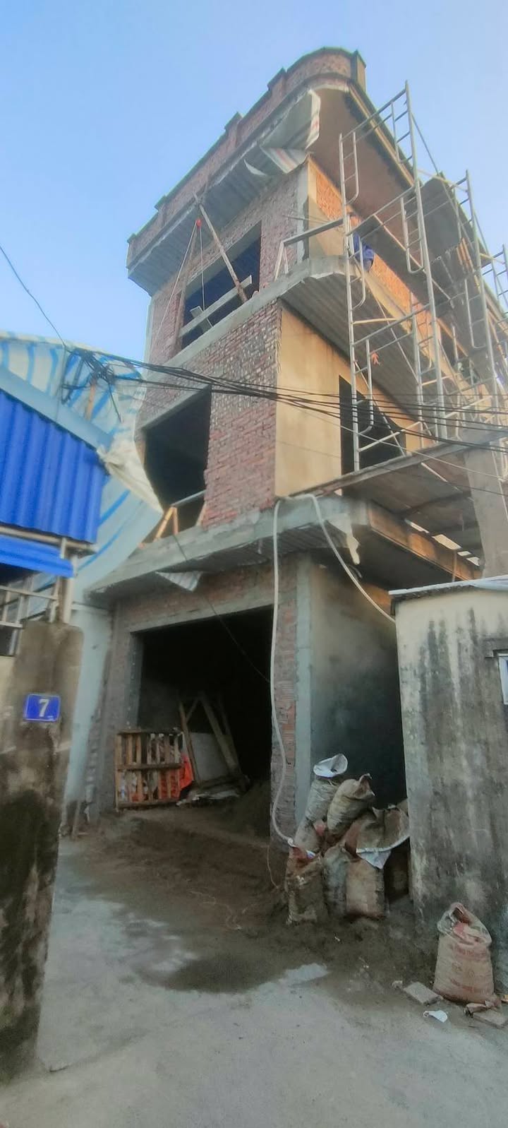 Nhà 3 tầng mới xây tại Quỳnh Cư, Hùng Vương 70m² giá 2 tỷ - Thiết kế hiện đại, không gian thoáng đãng!