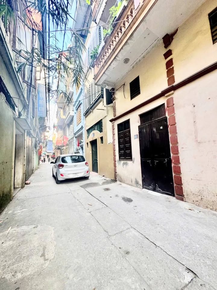 Nhà riêng Hoàng Mai 80m² giá 24.5 tỷ - Ô tô vào tận nhà và khu vực kinh doanh sầm uất!