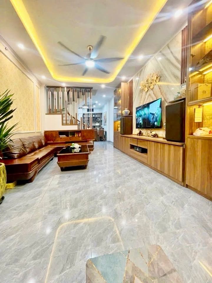 Nhà 4 tầng đường Cầu Diễn, Bắc Từ Liêm, 40m² giá 8.9 tỷ - Ô tô đỗ cổng, gần trung tâm!