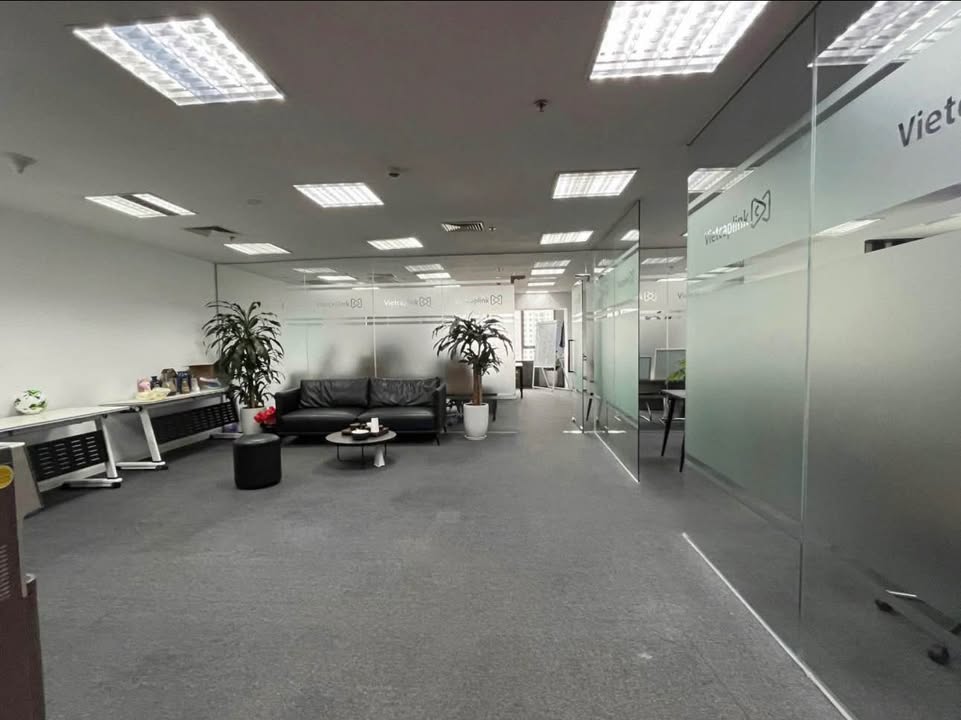 Văn phòng cho thuê tại Trần Thái Tông, Cầu Giấy 250m² giá 45 triệu - Full view kính thoáng đẹp!