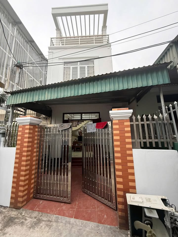 Nhà 3 tầng Bãi Cháy 83m² giá 2 tỷ - Ô tô đỗ gần nhà