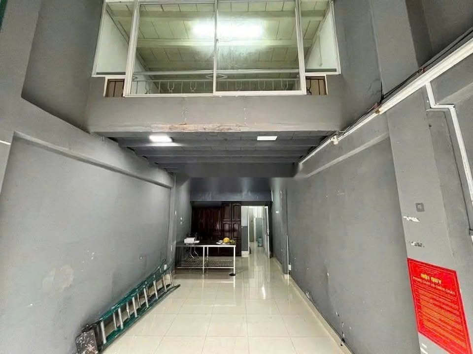 Nhà mặt tiền Đội Cung, Quận 11, 42m² giá 15 triệu - Phù hợp làm văn phòng, kho, cửa hàng!