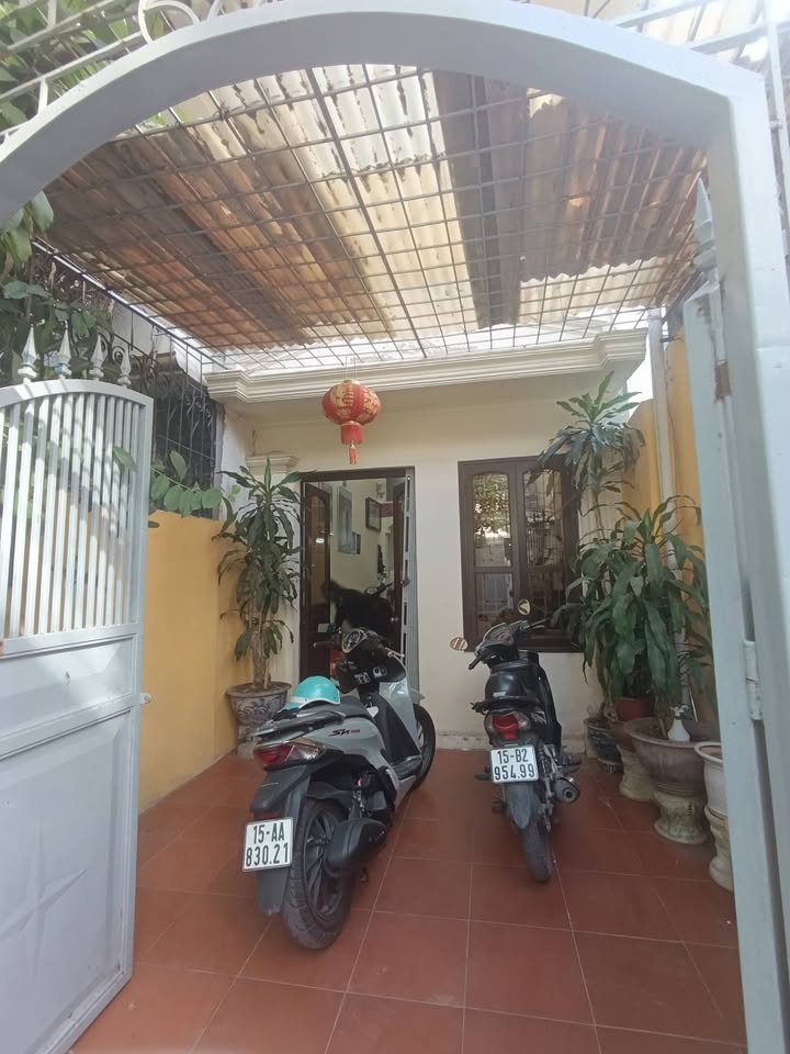 Nhà mặt ngõ Hoàng Quý, Lê Chân 38m² giá 2 tỷ - Sổ hồng chính chủ, sân cổng riêng!