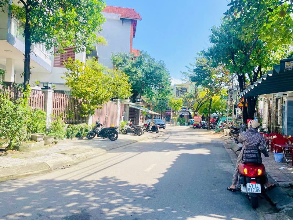 Nhà 4 tầng 125m² trên đường Nguyễn Khánh Toàn - Giá chỉ 9.8 tỷ, đầu tư sinh lời