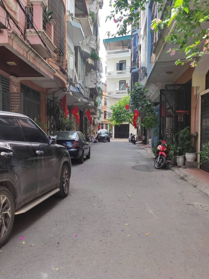 Nhà riêng Hoàng Quốc Việt 68m² giá 24.6 tỷ - Thiết kế hiện đại, ô tô tránh, kinh doanh tốt!