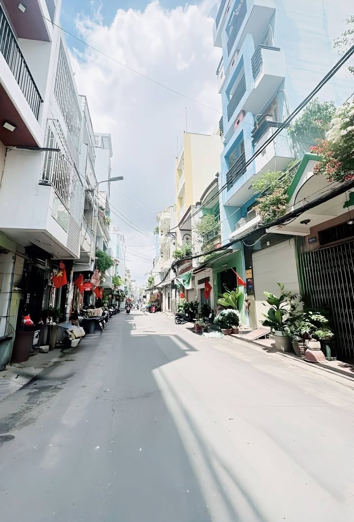 Nhà mặt tiền hẻm 10m phường 10 quận 11, 40m² giá 10.5 tỷ - Kinh doanh sầm uất!