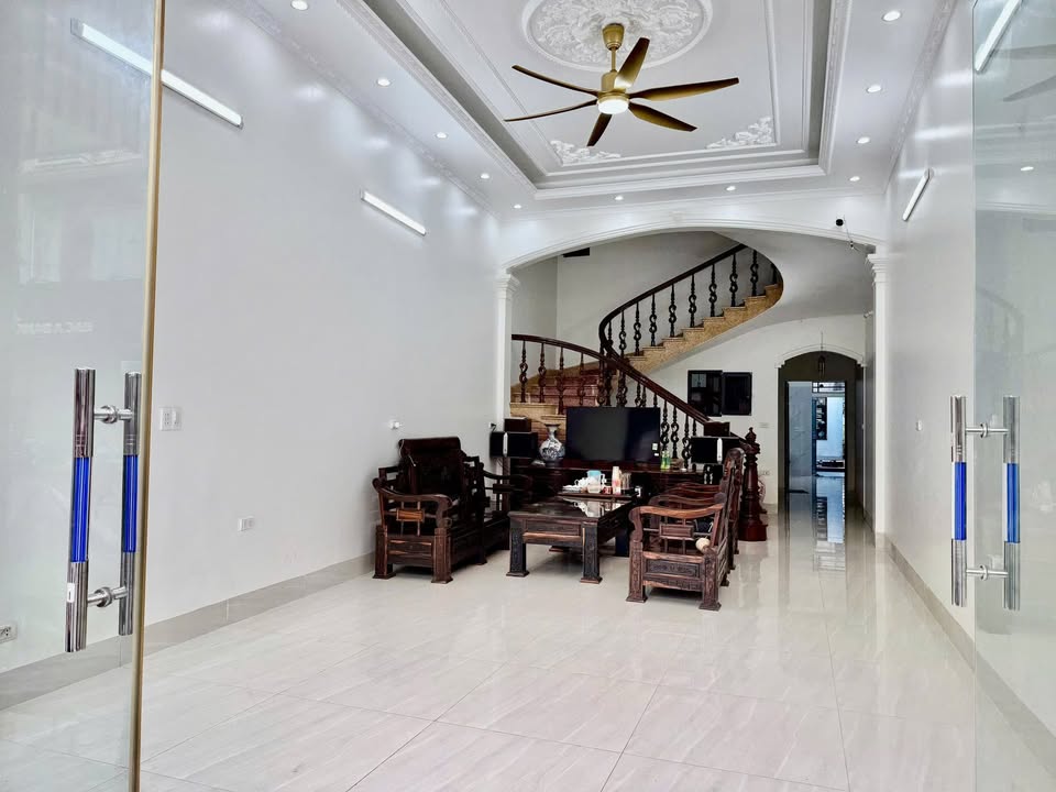 Nhà nguyên căn 3 tầng mặt đường Trần Hưng Đạo, Vĩnh Trụ, 175m² - Thích hợp cho thuê lâu dài!