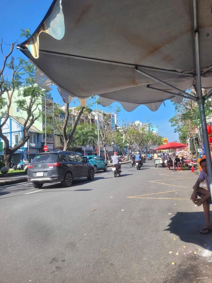 Nhà 4 tầng Quận 5 giá 4 tỷ - Tiện ích đỉnh cao, sổ hồng chính chủ!