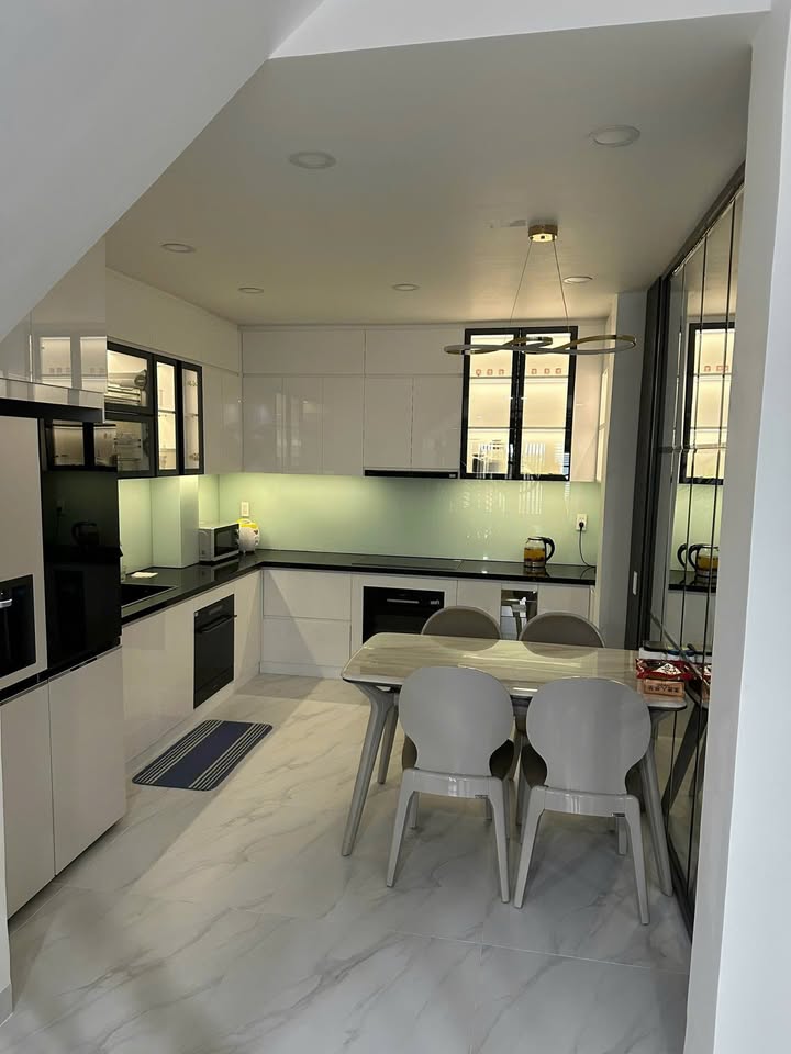 Nhà cho thuê nguyên căn tại Bến Vân Đồn Quận 4 - Nội thất cao cấp, sẵn sàng vào ở!