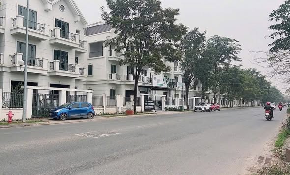 Nhà phố Lý Nam Đế, Vĩnh Yên 170m² - Sổ đỏ chính chủ, view hồ tuyệt đẹp!