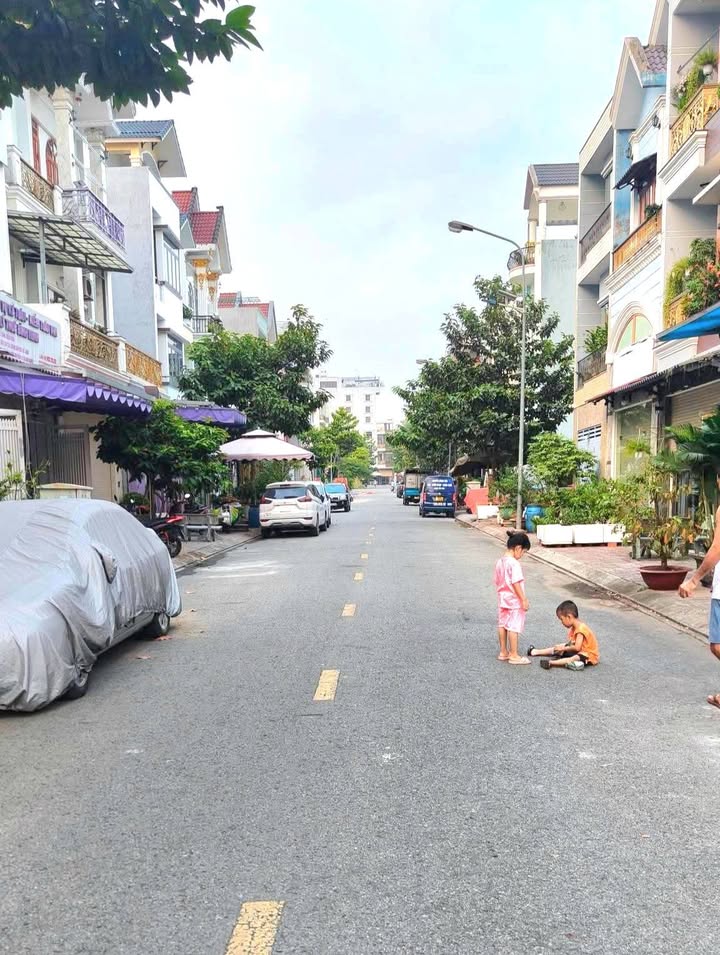 Nhà 1 trệt 2 lầu KDC Phú Hồng Thịnh 6, Dĩ An 61m² giá 5.6 tỷ - Thiết kế hiện đại, gần Làng Đại học Quốc gia