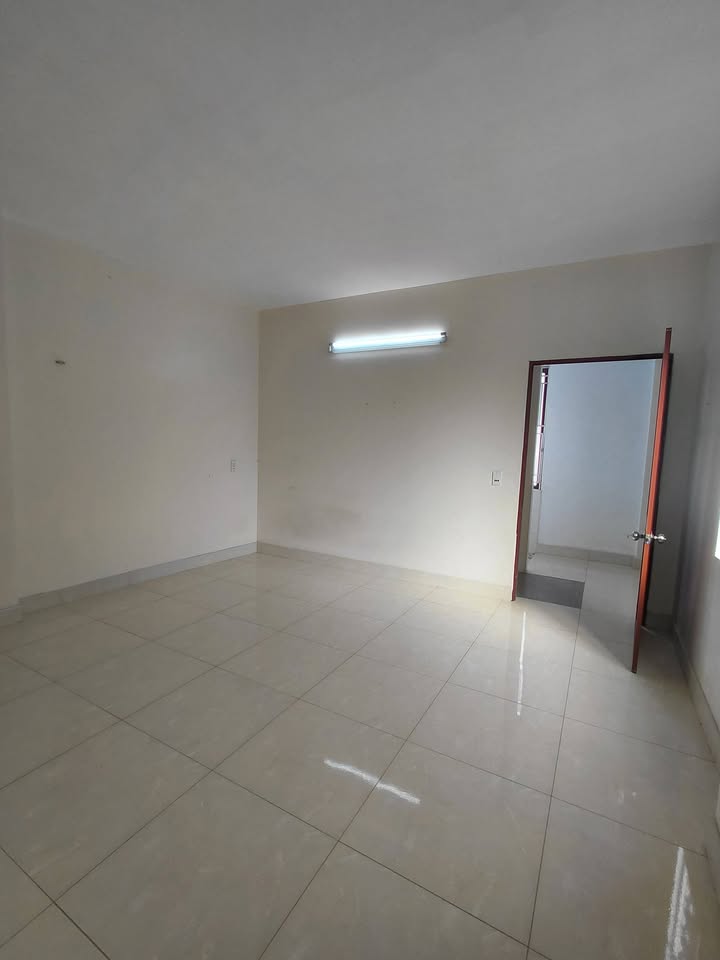 Nhà 3 tầng lô góc Nguyễn Công Trứ 32m² giá 2.55 tỷ - Sổ hồng chính chủ, thoáng mát!