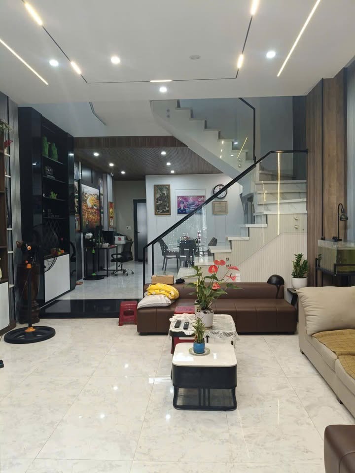 Nhà 3 tầng Hòa Xuân 100m² giá 6 tỷ - Cần bán gấp, full nội thất!