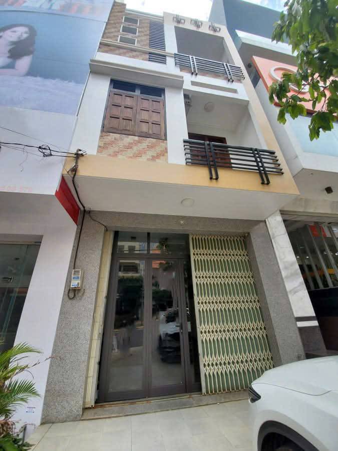 Nhà mặt tiền đường Nguyễn Tất Thành, Pleiku 130m² giá 11.2 tỷ - Dễ dàng kinh doanh ngay!