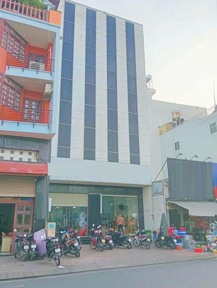 Cho thuê tòa nhà mới xây tại Tân Quý, 207m², giá 90 triệu - Thang máy hiện đại!