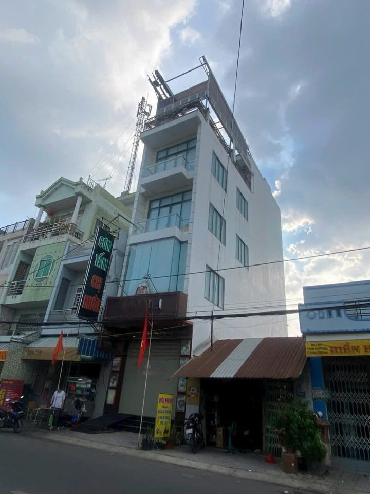 Nhà cho thuê đường Thoại Ngọc Hầu, Long Xuyên 1 trệt 4 lầu - Lý tưởng cho gia đình và văn phòng!