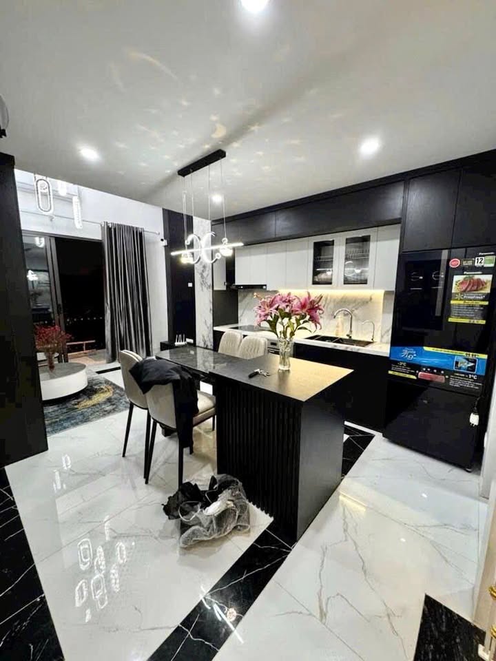 Nhà mặt phố Nguyễn Văn Cừ, Bồ Đề 45m² giá thỏa thuận - Kinh doanh sầm uất!