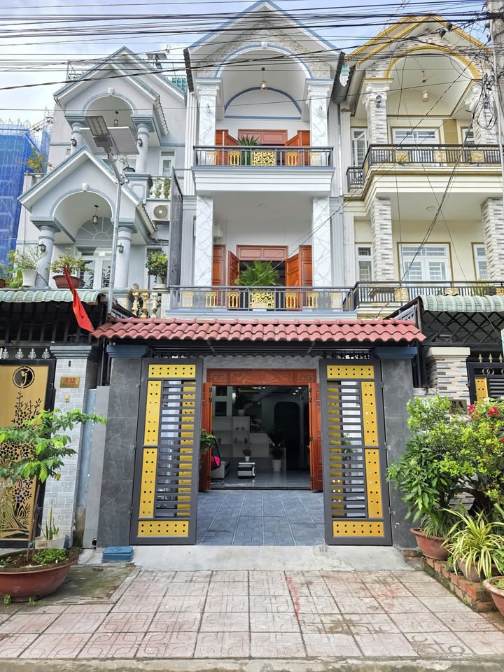 Nhà đẹp 1 trệt 2 lầu tại Dĩ An 89.4m² giá 6 tỷ - Đầy đủ nội thất, sẵn sàng vào ở!