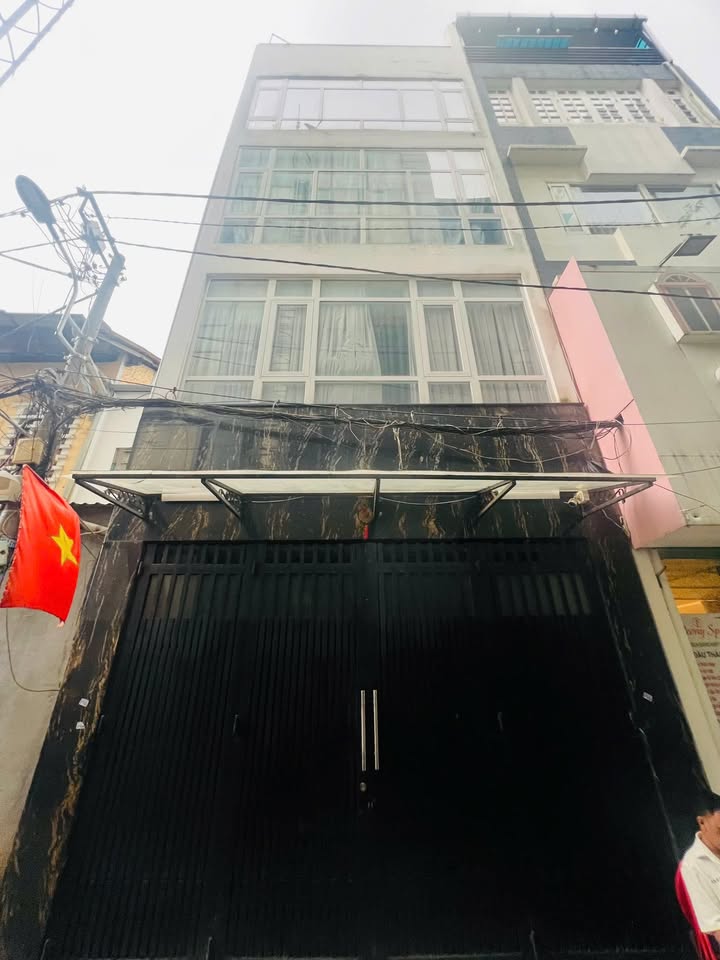 Nhà Phú Nhuận 4 Tầng 31m² giá 10.9 tỷ - Xe hơi đỗ cửa thoải mái!