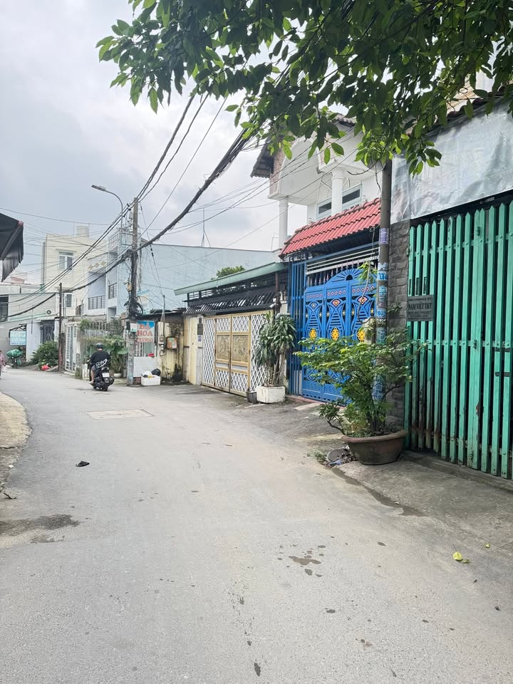 Nhà phố hẻm xe hơi Thủ Đức 82m² giá 6.8 tỷ - Gần CĐ Công Thương, sẵn sàng vào ở!