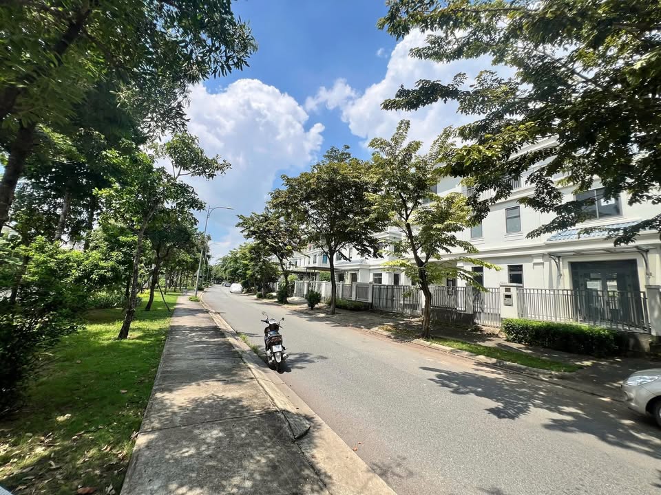 Bán Biệt Thự Góc 3 Mặt Tiền 333m² - View Sông Tại LakeView City, Quận 2 - Giá Thỏa Thuận!