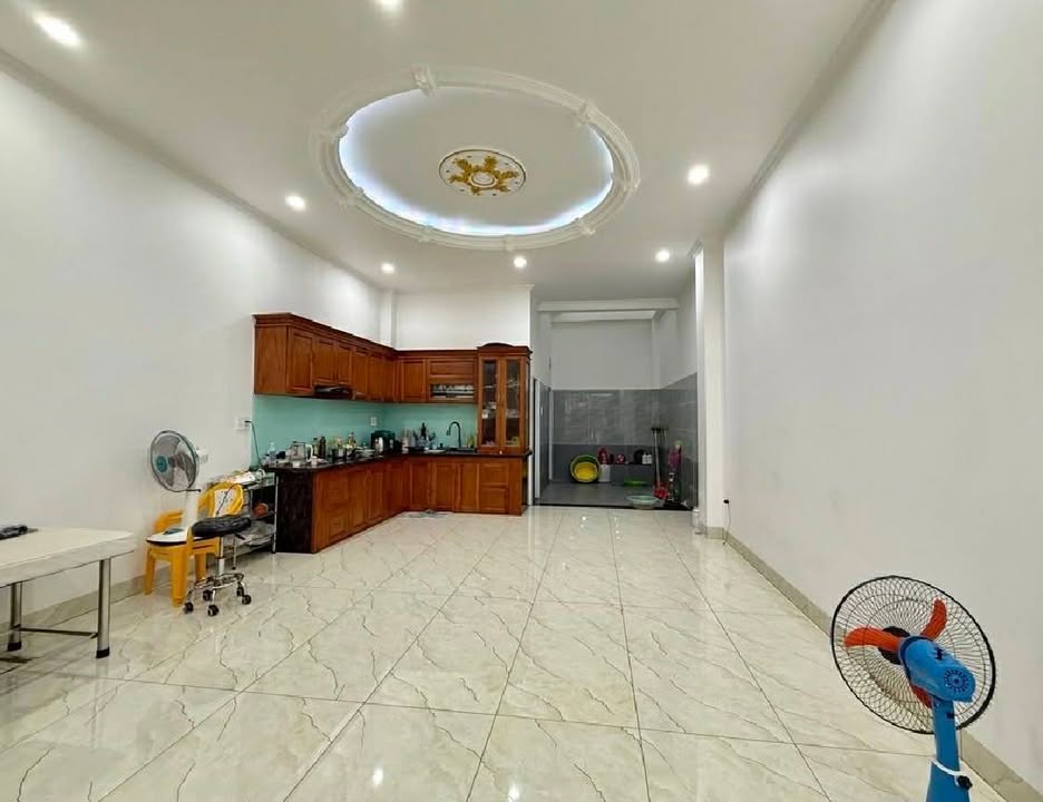 Nhà 3 tầng An Phú Dĩ An 110m² giá 6.8 tỷ - Đường 16m, sẵn sàng ở ngay!