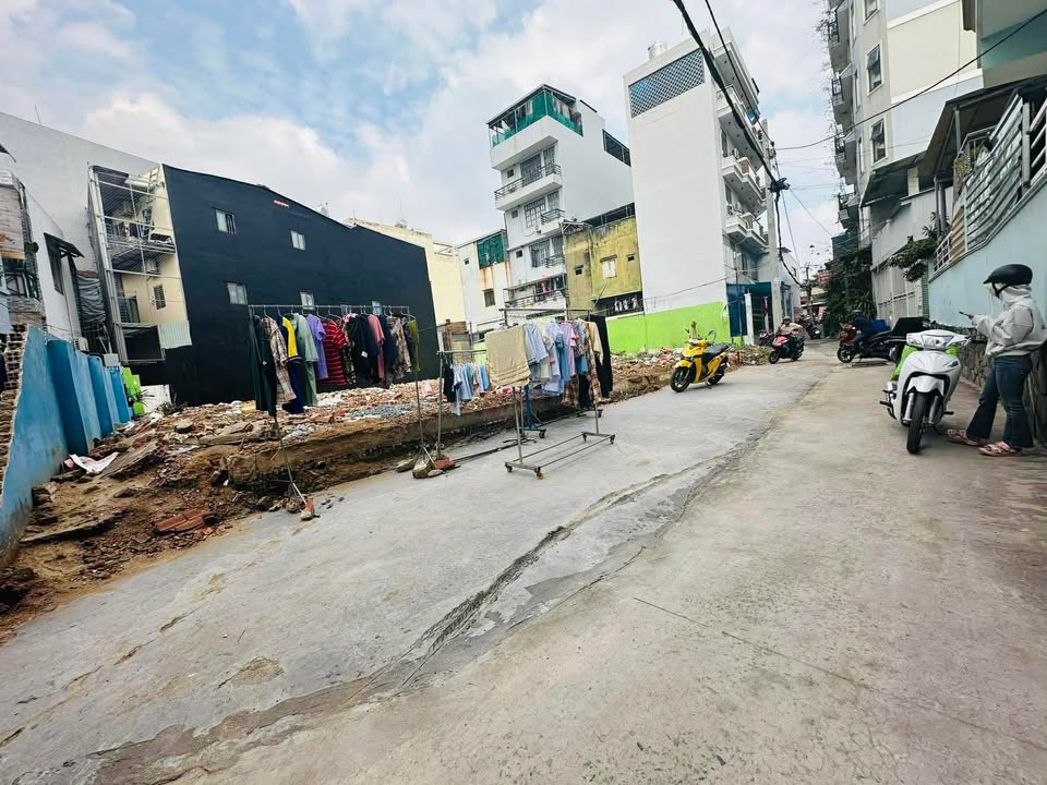 Đất Lê Văn Việt Quận 9 96m² giá 5 tỷ - Hẻm xe hơi thuận tiện!