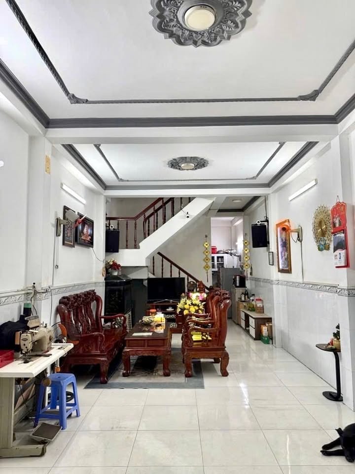 Nhà riêng Lạc Long Quân, Tân Bình 56m² giá 6.5 tỷ - Nở hậu tài lộc, hẻm xe hơi đỗ cửa!