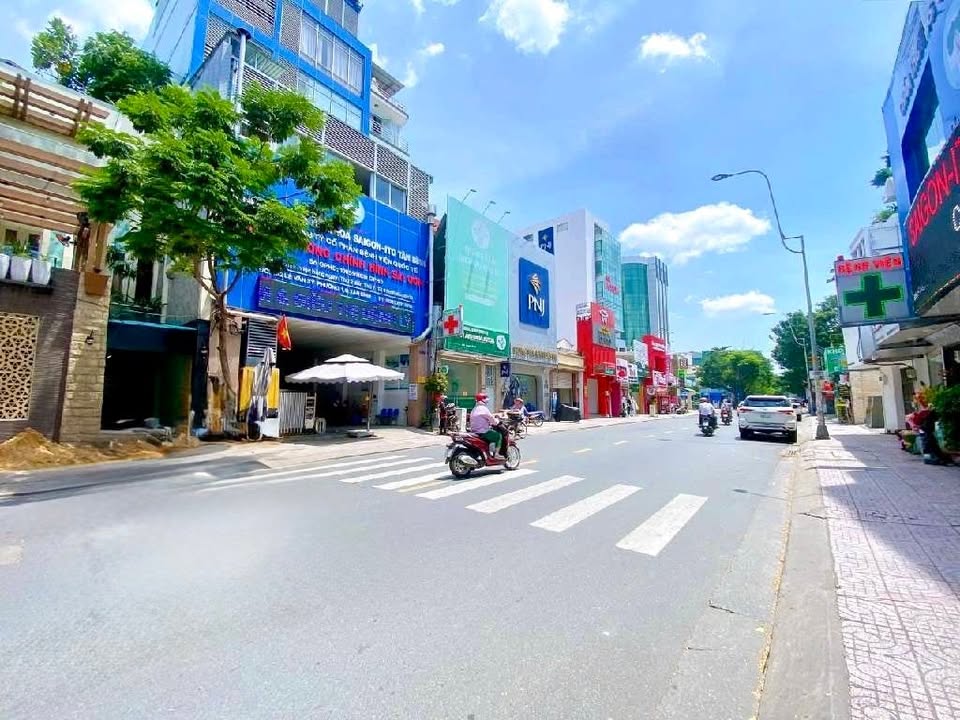 Nhà phố Đồng Đen, Tân Bình 70m² giá 11.8 tỷ - Khu VIP, xe hơi vào nhà!