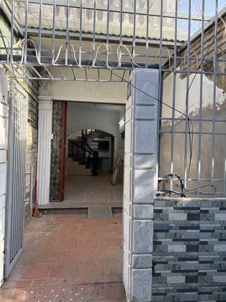 Nhà 2 Tầng Độc Lập Lạch Tray, 40m² giá 1.85 tỷ - Sân cổng riêng rộng rãi!