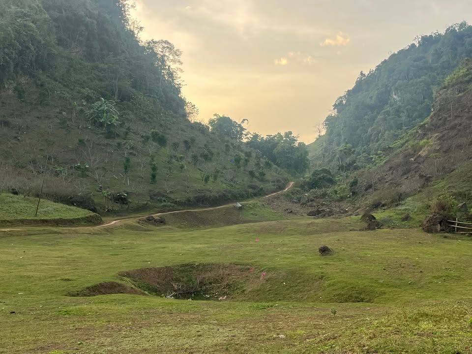 Đất nền Mộc Châu 4500m² giá 350 triệu - Thế đất bằng phẳng, gần suối