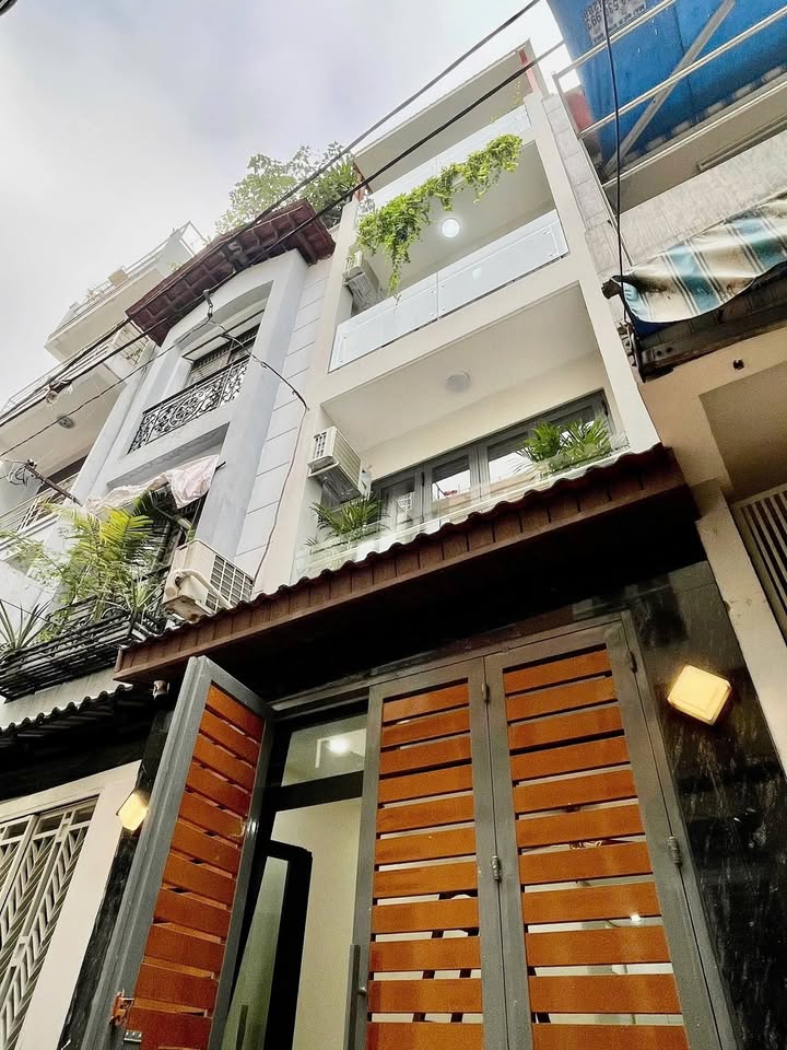 Nhà phố Vĩnh Viễn, P4, Q10 36m² giá 6.9 tỷ - Sân đậu 5 xe hơi thoải mái!