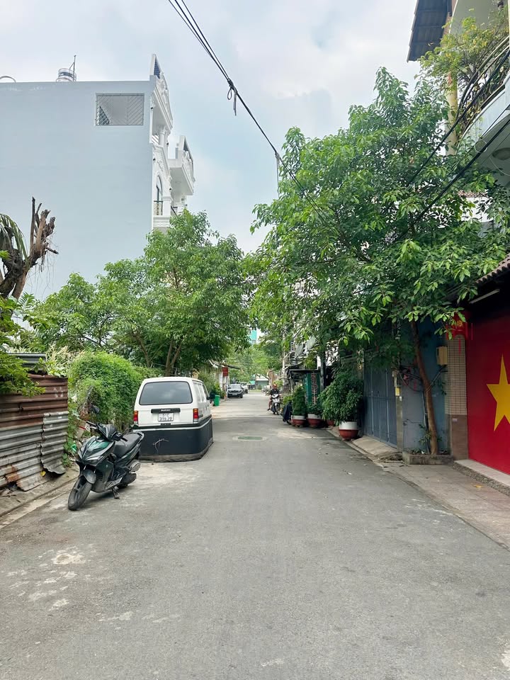 Nhà phố Bình Tân 120m² giá 16 tỷ - Sẵn sàng ở ngay với nội thất cao cấp!