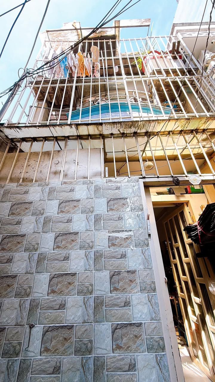 Nhà phố quận 4, P.16, 24.5m² giá 2.7 tỷ - Khu dân cư sầm uất, an ninh!