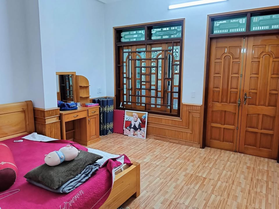 Nhà 3 tầng mặt đường Chu Văn Thịnh, Sơn La 75m² giá 4 tỷ - Thiết kế hiện đại, sẵn sàng vào ở!