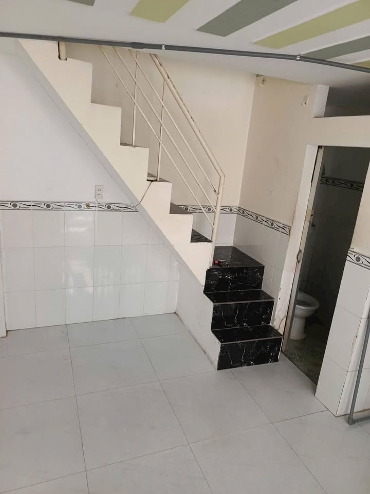 Nhà cho thuê phường Hiệp Thành, quận 12, diện tích 16m², giá chỉ 2.7 triệu/tháng - Phù hợp cho gia đình nhỏ!