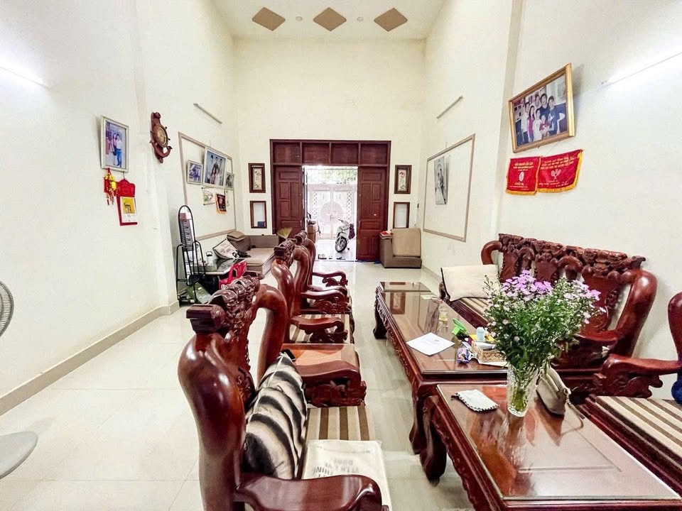 Nhà mặt tiền đường Hoàng Quốc Việt, phường Hoa Lư, Pleiku 220m² giá 3.95 tỷ - Thiết kế lý tưởng cho đầu tư!