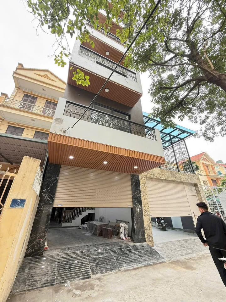 Nhà liền kề phố Xuân La 75m² giá 28 tỷ - Ô tô vào nhà, full nội thất mới!