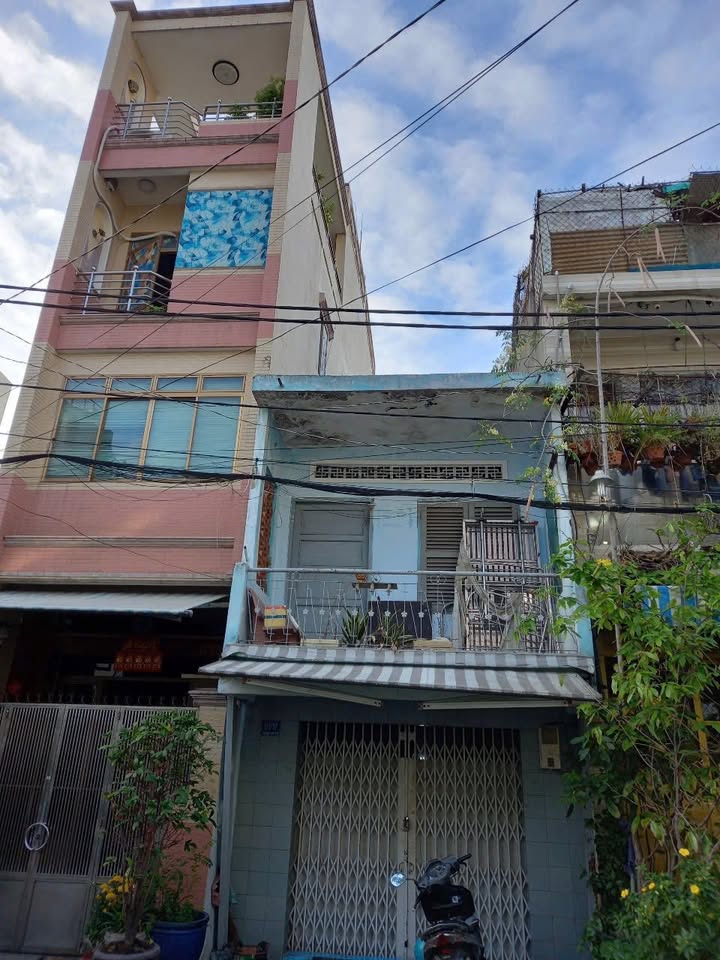 Nhà hẻm xe tải Lạc Long Quân, Quận 11 49m² giá 6.3 tỷ - Tiện xây mới kinh doanh!