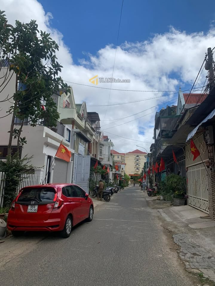 Nhà phố mặt tiền đường Mê Linh, Đà Lạt 77.6m² giá 8.2 tỷ - Cơ hội đầu tư tuyệt vời!