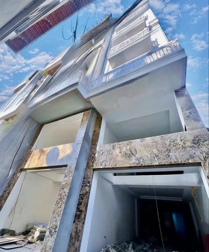 Nhà mặt phố Bát Khối Long Biên 51m² giá 15.5 tỷ - Đầy đủ nội thất sang trọng!