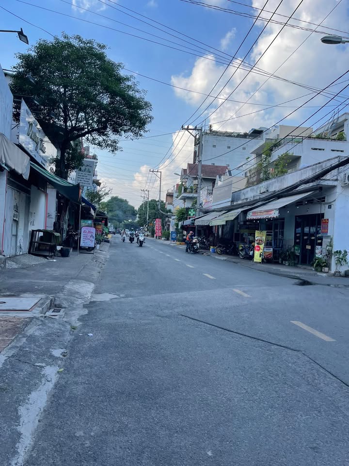 Nhà phố Thủ Đức 186m² giá 9 tỷ - Mặt tiền rộng, kinh doanh thuận lợi!