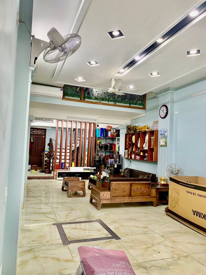 Nhà mặt đường kinh doanh Quang Trung 67.2m² giá 8 tỷ - Không thể bỏ qua!