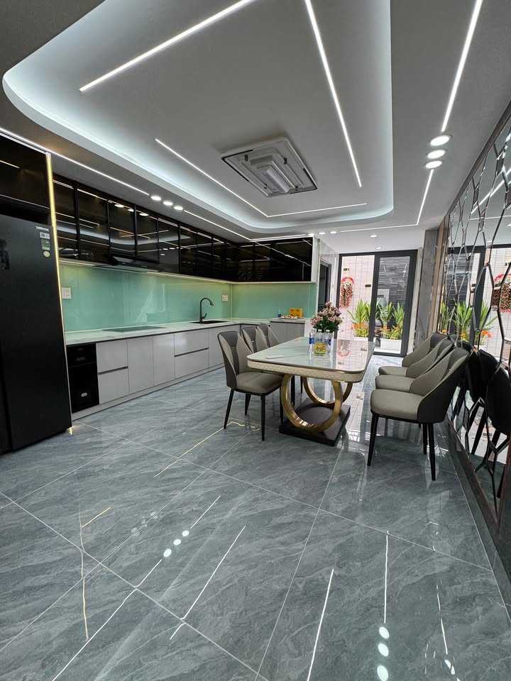 Nhà phố 5 tầng đường Tô Ký, 92m² giá 9.48 tỷ - Cơ hội sở hữu không thể bỏ lỡ!