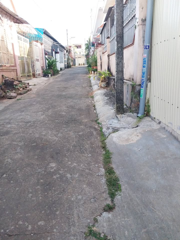 Nhà phố Hoàng Quốc Việt, Pleiku 150m² giá 1.5 tỷ - Khu dân cư yên tĩnh, tiện ích đầy đủ!