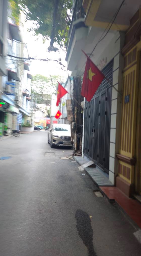 Nhà 5 tầng Lạc Long Quân 32m² giá 6.2 tỷ - Vị trí đẹp, gần chợ Bưởi!