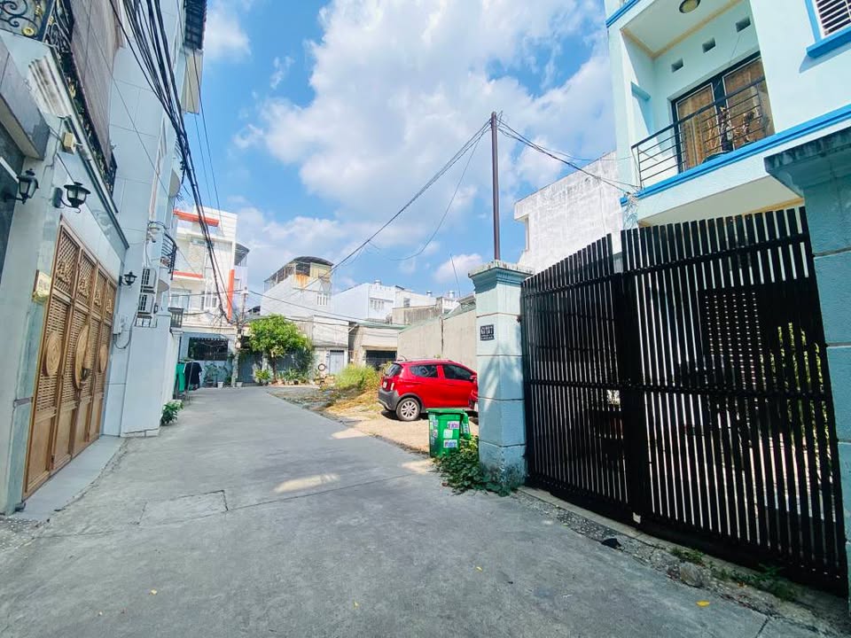 Bán nhà Thủ Đức 40m² giá 2 tỷ - Hẻm ô tô thông, dân cư an ninh!