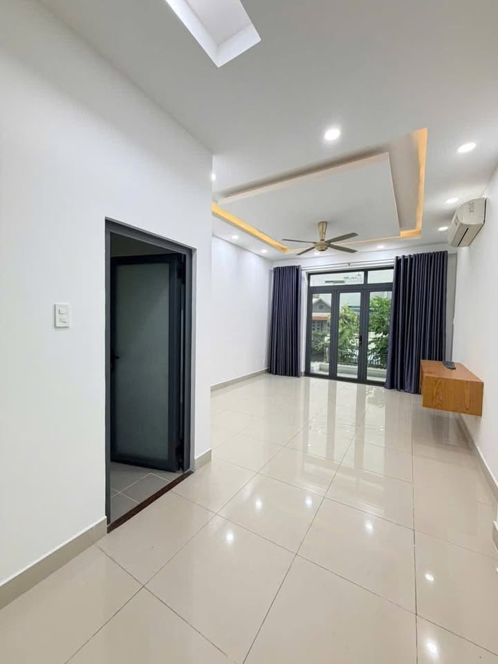 Nhà mặt tiền đường Cát Lái 90m² giá 19 triệu - Kinh doanh thuận lợi!