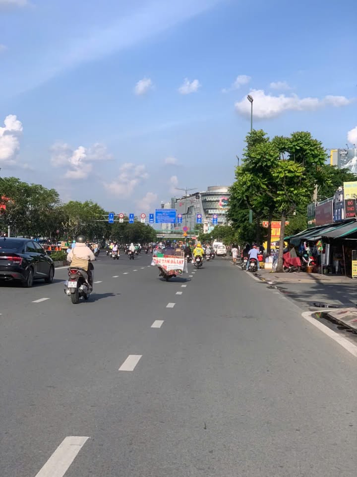 Nhà 3 tầng Hiệp Bình Phước 80m² giá 6.6 tỷ - Ô tô cạnh nhà, sẵn sàng vào ở!