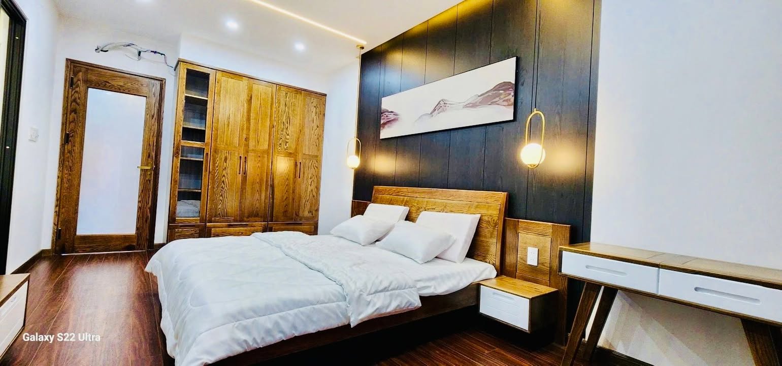 Khách sạn 6 tầng đường Hoàng Thị Loan 200m² - Dòng tiền 100 triệu/tháng!